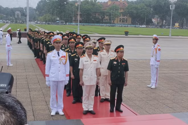 Đoàn đại biểu vào lăng viếng Chủ tịch Hồ Chí Minh