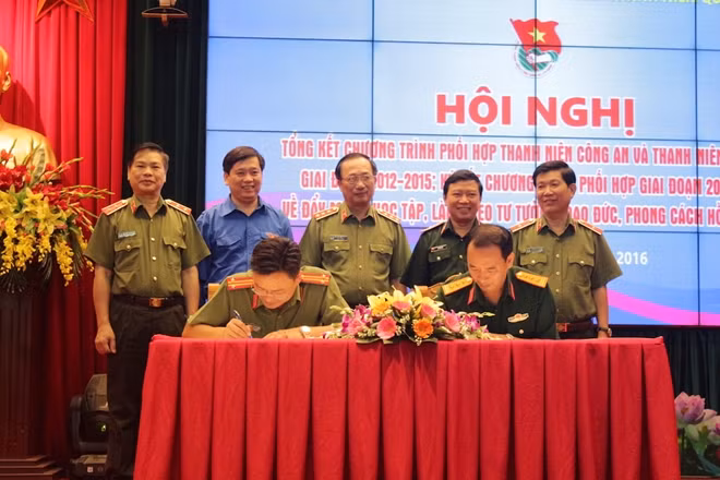 Thứ trưởng Nguyễn Văn Thành với các đại biểu chứng kiến lễ ký kết