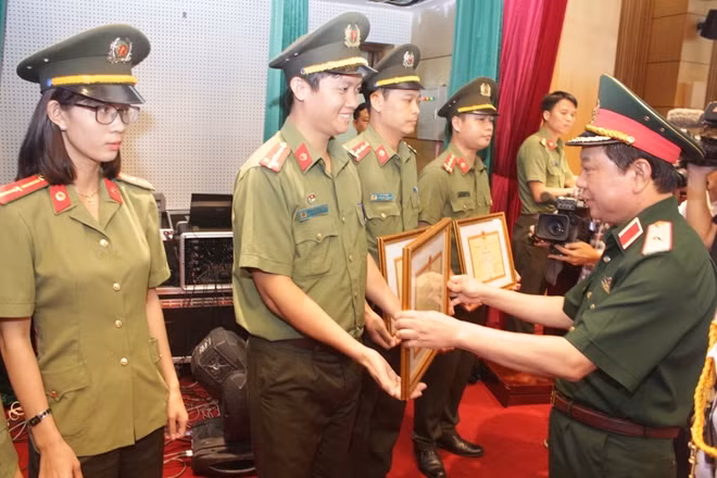 Thiếu tướng Lê Hiền Vân, Phó Chủ nhiệm Tổng cục Chính trị QĐND Việt Nam tặng Bằng khen cho các tập thể, cá nhân xuất sắc