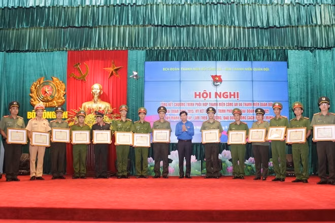 Đồng chí Nguyễn Long Hải, Bí thư Trung ương Đoàn TNCS Hồ Chí Minh tặng Bằng khen cho các tập thể, cá nhân xuất sắc