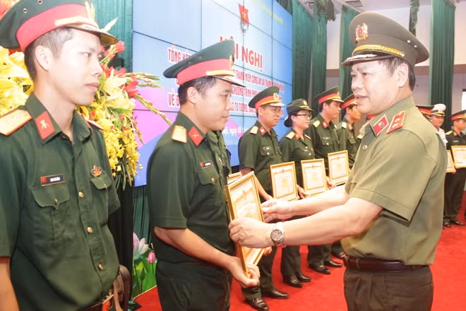 Trung tướng Nguyễn Xuân Mười, Phó Tổng cục trưởng Tổng cục Chính trị CAND tặng Bằng khen cho các tập thể, cá nhân xuất sắc