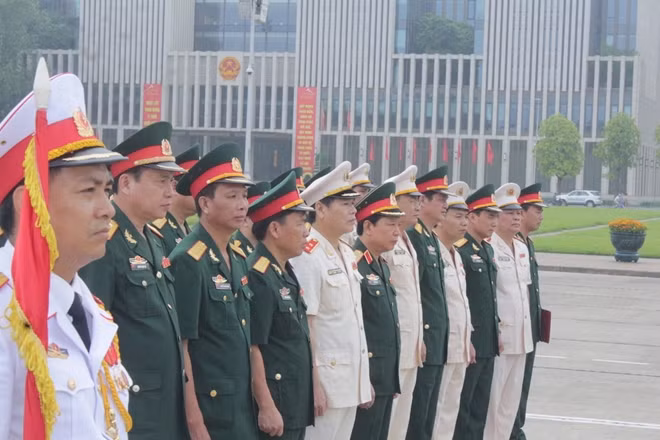 Thiếu tướng Lê Hiền Vân, Trung tướng Nguyễn Xuân Mười cùng các đại biểu tham dự Lễ báo công