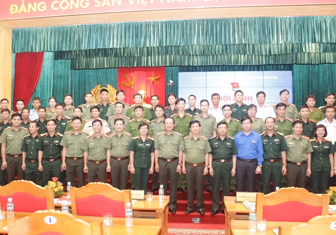 Thứ trưởng Nguyễn Văn Thành với các đại biểu dự hội nghị.