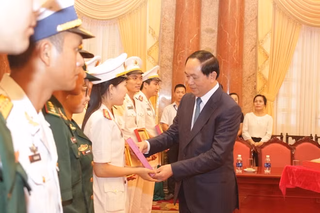 Chủ tịch nước Trần Đại Quang trao tặng bức chân dung Chủ tịch Hồ Chí Minh cho các thanh niên xuất sắc tiêu biểu