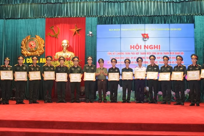 Thiếu tướng Nguyễn Văn Sơn, Phó Tổng cục trưởng Tổng cục Chính trị CAND tặng Bằng khen cho các tập thể, cá nhân xuất sắc