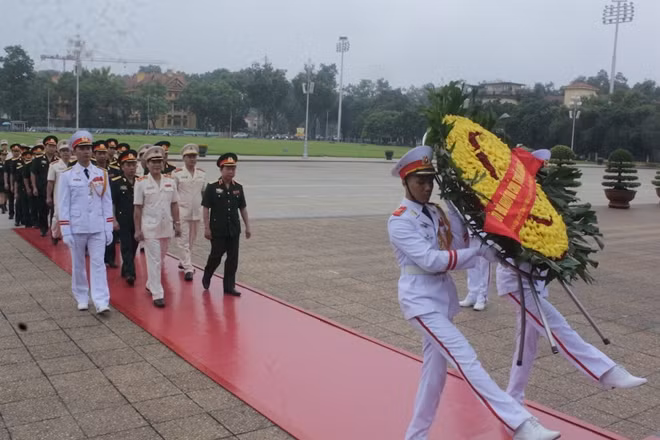 Đoàn đại biểu dâng vòng hoa tưởng niệm Chủ tịch Hồ Chí Minh