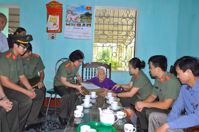 Đoàn Cục Tài chính thăm hỏi, tặng quà Mẹ Việt Nam anh hùng Khuất Thị Mỹ