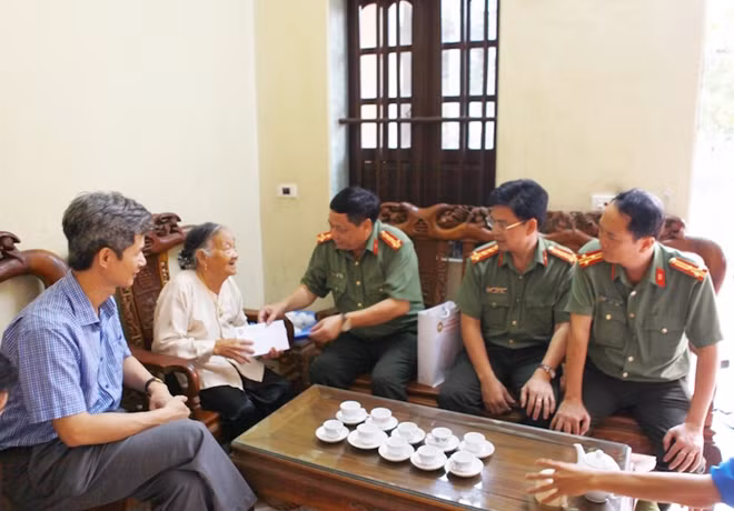 Đoàn công tác thăm hỏi, tặng quà các Mẹ Việt Nam anh hùng