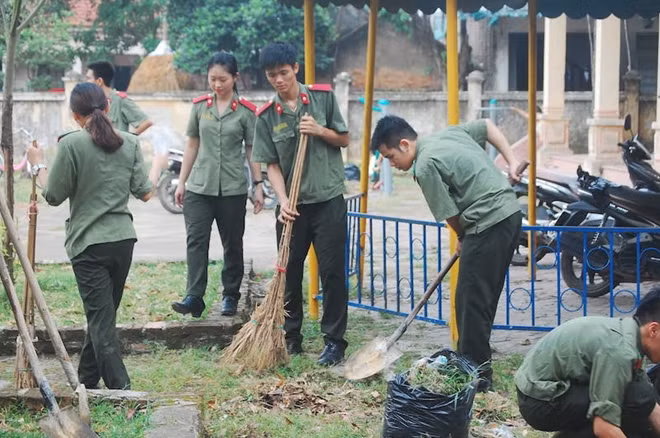 Và dọn dẹp vệ sinh khu vui chơi thiếu nhi.