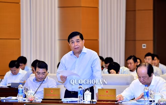 Bộ trưởng Nguyễn Chí Dũng trình bày báo cáo