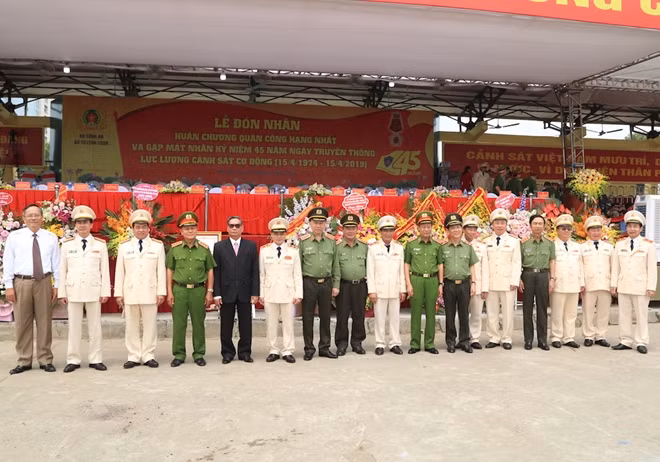 Bộ trưởng Tô Lâm với các đại biểu chụp ảnh lưu niệm tại buổi lễ.