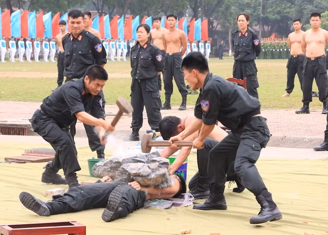 Nằm trên thuỷ tinh công phá đá trên bụng.