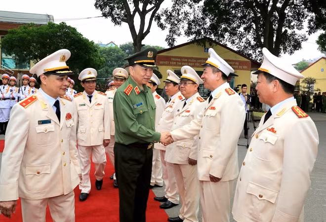 Bộ trưởng Tô Lâm duyệt đội danh dự CAND.