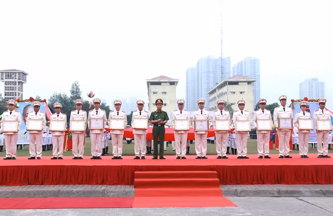 Thứ trưởng Lê Quý Vương trao Bằng khen của Bộ Công an tặng các tập thể.