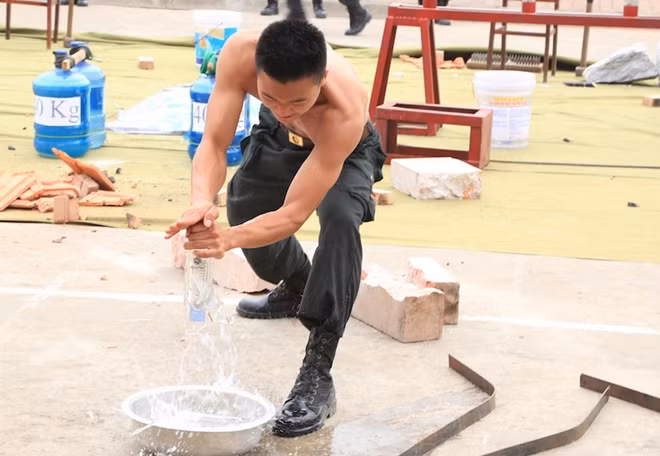 Dùng lòng bàn tay vỗ vỡ tan chai thuỷ tinh.