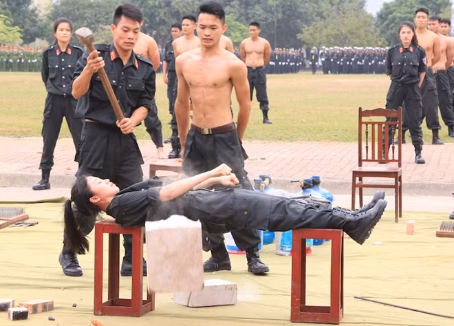 Nữ Cảnh sát đặc nhiệm treo mình trên cao rồi đập đá trên bụng.