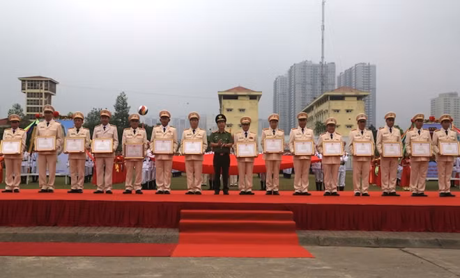 Thứ trưởng Nguyễn Văn Sơn trao Bằng khen của Bộ Công an tặng các cá nhân.