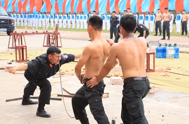 Dùng mắt đẩy cong thanh sắt.