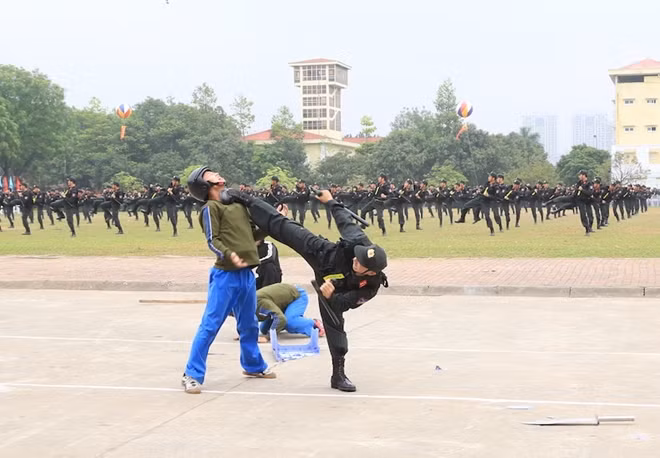 Cán bộ chiến sỹ sử dụng kết hợp gậy Tonfa - một loại công cụ hỗ trợ gọn nhẹ, chống va đập, sử dụng trong chiến đấu với tội phạm.