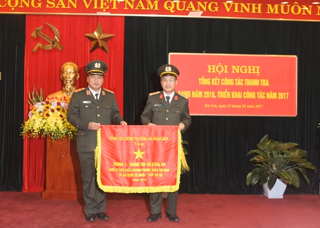 Chánh Thanh tra Bộ Nguyễn Văn Lưu tặng Cờ thi đua xuất sắc của Tổng cục Chính trị CAND tặng 1 tập thể