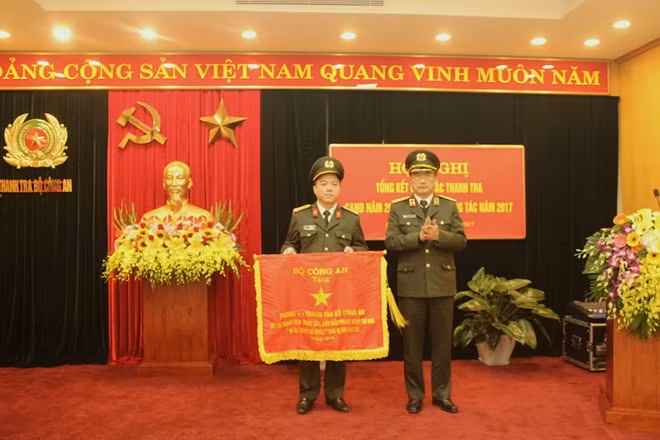 Thứ trưởng Nguyễn Văn Thành trao Cờ thi đua xuất sắc của Bộ Công an tặng 1 tập thể
