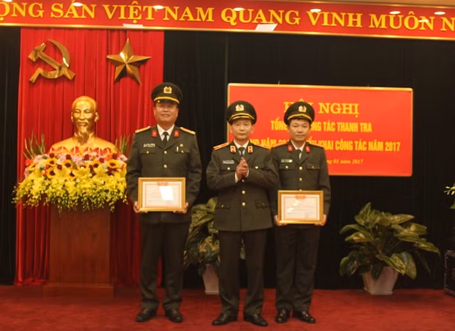 Phó Chánh Thanh tra Bộ Vương Xuân Đồng trao danh hiệu đơn vị văn hoá, gương mẫu, chấp hành điều lệnh CAND tặng 2 tập thể