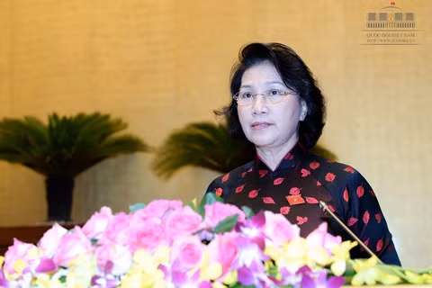 Chủ tịch Quốc hội Nguyễn Thị Kim Ngân trình bày Tờ trình.