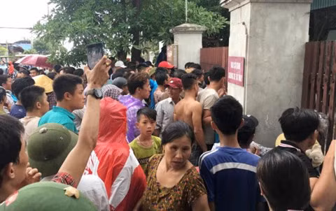 Người dân tập trung đông người ở trụ sở Công an phường