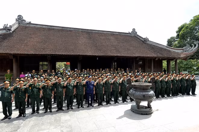 Các đại biểu báo công với Bác sau 3 năm thực hiện Cuộc vận động