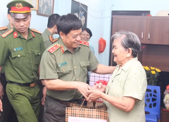 Trung tướng Đoàn Duy Khương, Giám đốc Công an TP. Hà Nội thăm hỏi, tặng quà bà Nguyễn Thị Thanh