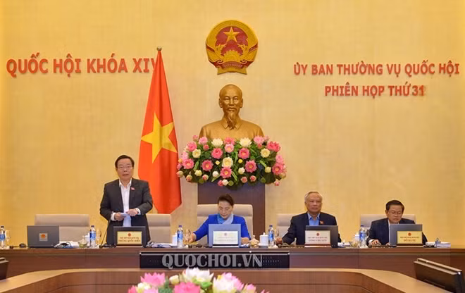 Phó Chủ tịch Quốc hội Phùng Quốc Hiển điều hành thảo luận