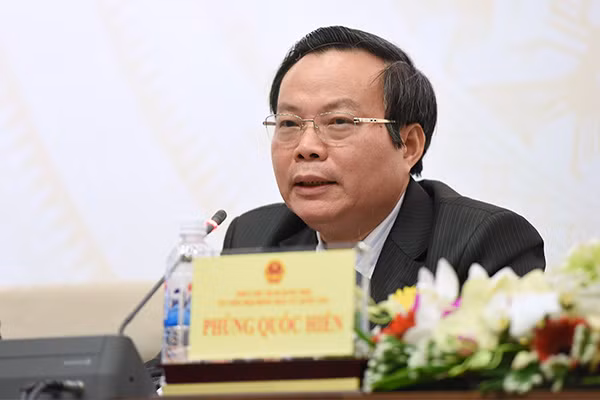 Phó Chủ tịch Quốc hội Phùng Quốc Hiển trả lời các phóng viên báo chí