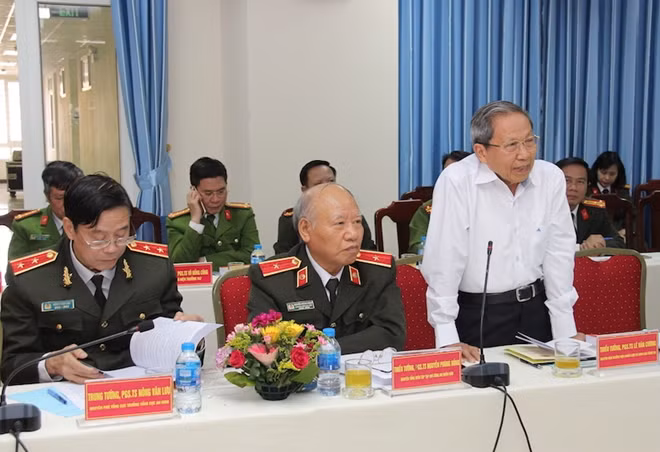 Các đại biểu trình bày tham luận tại hội thảo