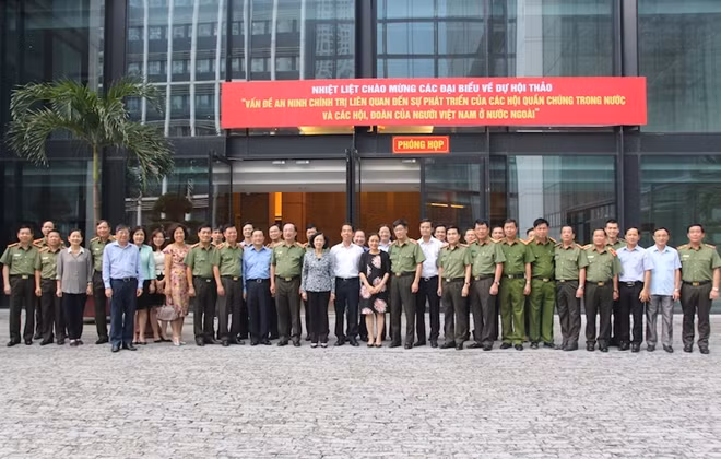 Trưởng Ban Dân vận Trung ương Trương Thị Mai, Thứ trưởng Nguyễn Văn Thành và Thứ trưởng Tô Anh Dũng với các đại biểu dự hội thảo