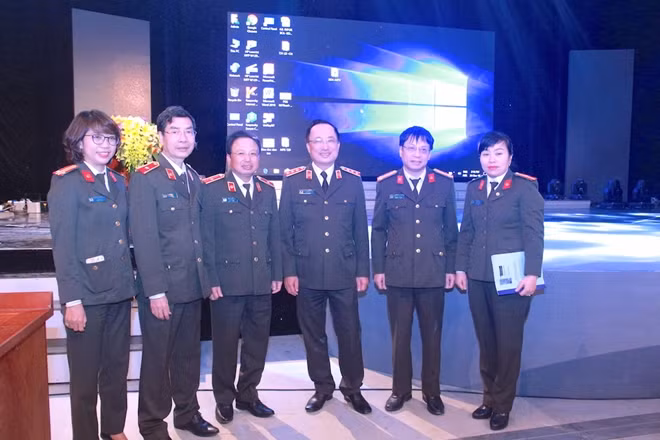 Thứ trưởng Nguyễn Văn Thành với các đại biểu tham dự buổi nói chuyện