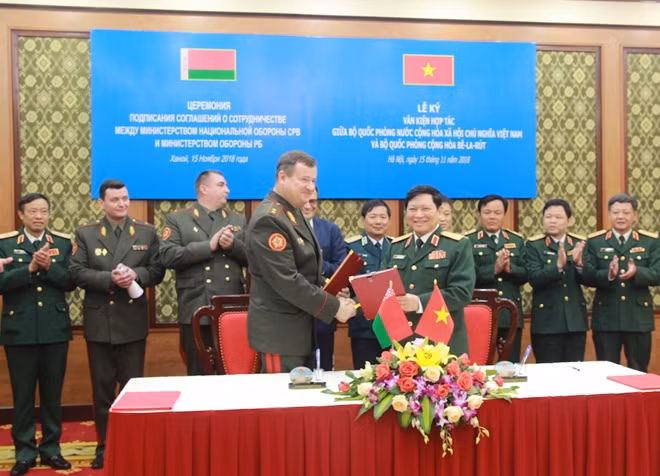 Bộ trưởng Ngô Xuân Lịch và Bộ trưởng Ravkov Andrei Alekseevich ký kết Thoả thuận về hợp tác trong lĩnh vực khoa học quân sự.