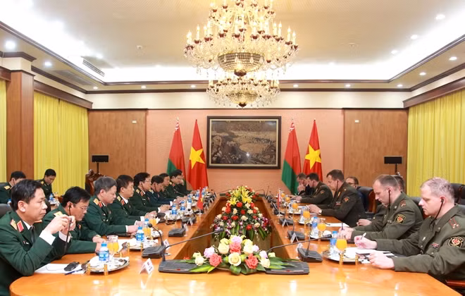 Đoàn đại biểu Quân sự cấp cao Việt Nam do Đại tướng Ngô Xuân Lịch làm trưởng đoàn đã hội đàm với Đoàn đại biểu Quân sự cấp cao Cộng hoà Belarus.