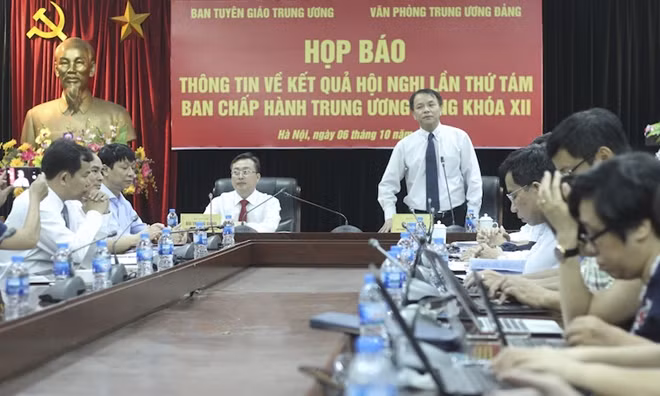 Phó Chánh Văn phòng Trung ương Đảng trả lời câu hỏi của báo chí