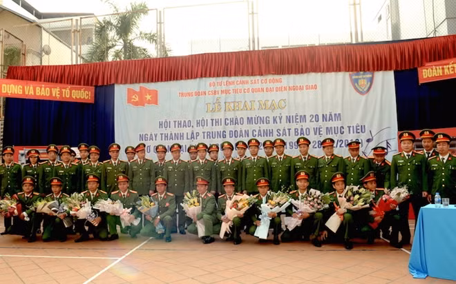 Các đại biểu chụp ảnh lưu niệm với các đội thi