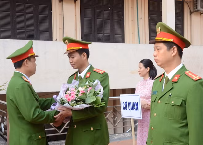 Thượng tá Phan Đăng Hùng, Trung đoàn trưởng tặng hoa cho các đội thi