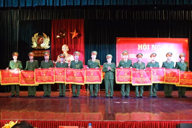 Tư lệnh CSCĐ Phạm Quốc Cương tặng Cờ thi đua xuất sắc của Bộ Tư lệnh CSCĐ cho các tập thể