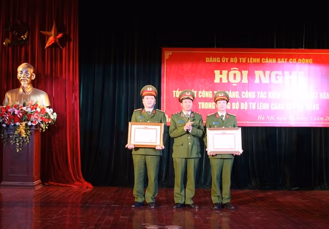 Trung tướng Đỗ Đức Kính trao tặng Giấy khen của Đảng bộ Bộ Tư lệnh CSCĐ cho các Đảng bộ cơ sở trong sạch, vững mạnh tiêu biểu năm 2016