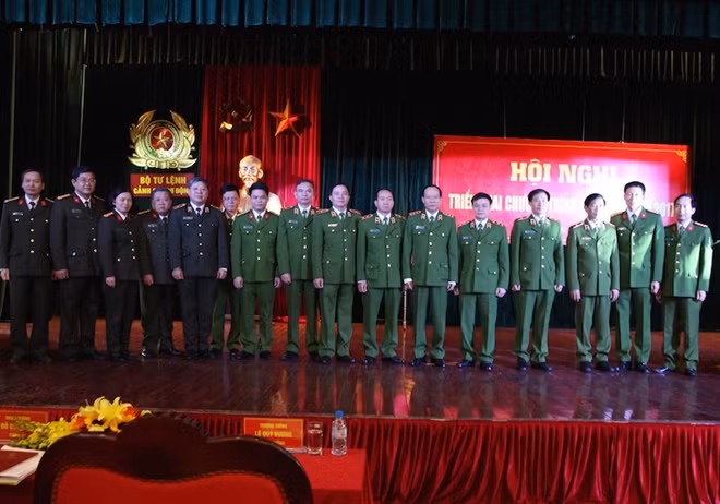 Thứ trưởng Lê Quý Vương với các đại biểu tại hội nghị