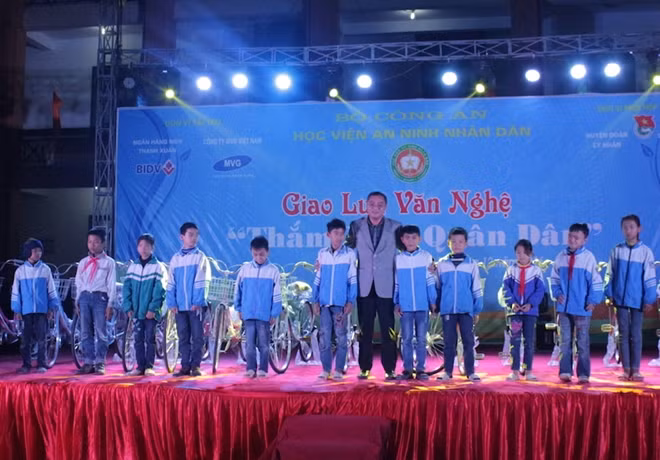 Ngân hàng BIDV Chi nhánh Thanh Xuân ủng hộ xe đạp cho học sinh nghèo vượt khó