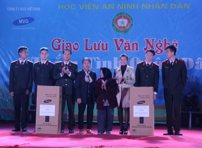 Và tặng máy lọc nước cho bà con nhân dân