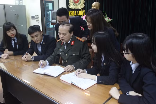Sinh viên chuyên ngành Luật hệ dân sự được thầy Trưởng khoa giảng bài ngoài giờ lên lớp.