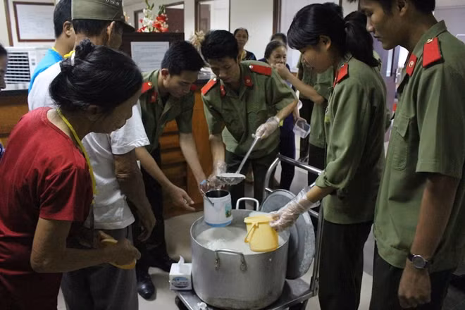 Câu lạc bộ "Sao Tháng Tám" phát cháo miễn phí cho các bệnh nhân tại Viện Huyết học và Truyền máu Trung ương.