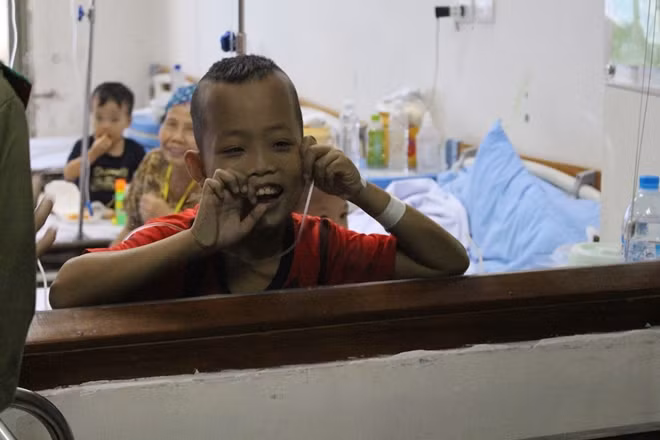 Một em nhỏ luyến tiếc khi chia tay các thành viên Câu lạc bộ.