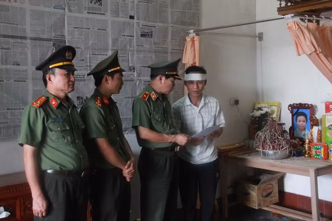 Đoàn cũng đã đến thăm hỏi, động viên, chia sẻ với những mất mát, đau thương của 2 gia đình có con nhỏ bị lũ cuốn tại Thị trấn Nghèn, huyện Can Lộc, Hà Tĩnh.