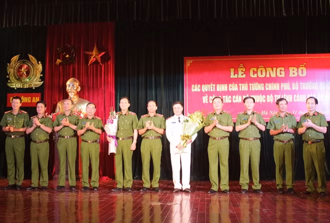 Đảng uỷ, lãnh đạo Bộ Tư lệnh CSCĐ tặng hoa chúc mừng hai đồng chí